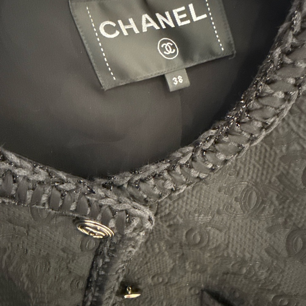 CHANEL Elegant Black Textured Classic RTW Blazer - Picture 2 of 6